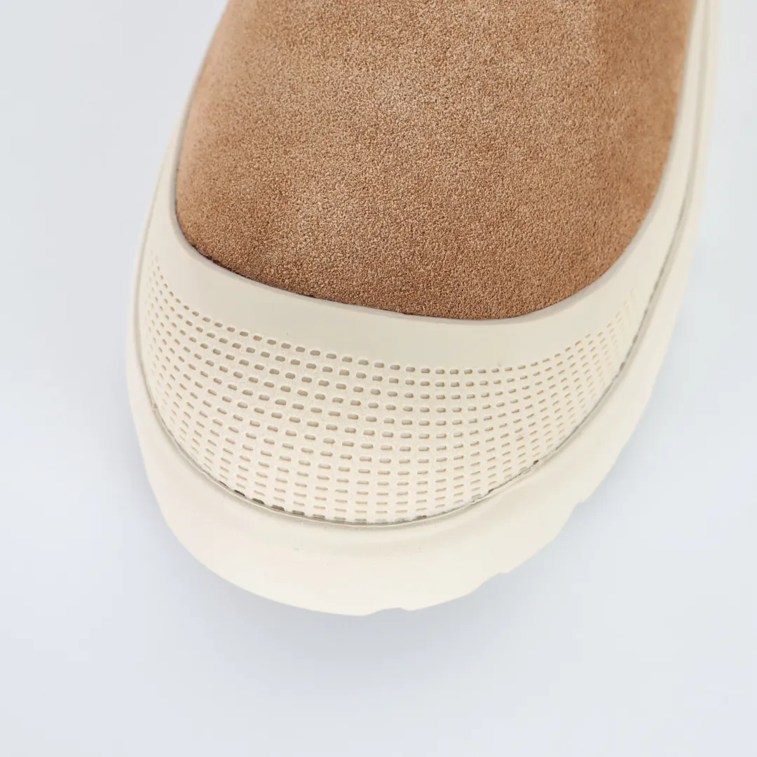 Copy price 💰700 Core recommendation Good price It is a very suitable choice for home furnishings. In recent years, uug has launched a series of styles, which are partial to the preferences of young consumers and have also moved to the forefront of fashion trends. Shoe material: water-repellent coated suede upper, 17mm UGGPURE™ implantable wool insole, lightweight non-slip and comfortable rubber outsole, with brand LOGO and trademark. Comes with a full set of packaging. Size: 35 36 37 38 39 40 41 42 43 44 45